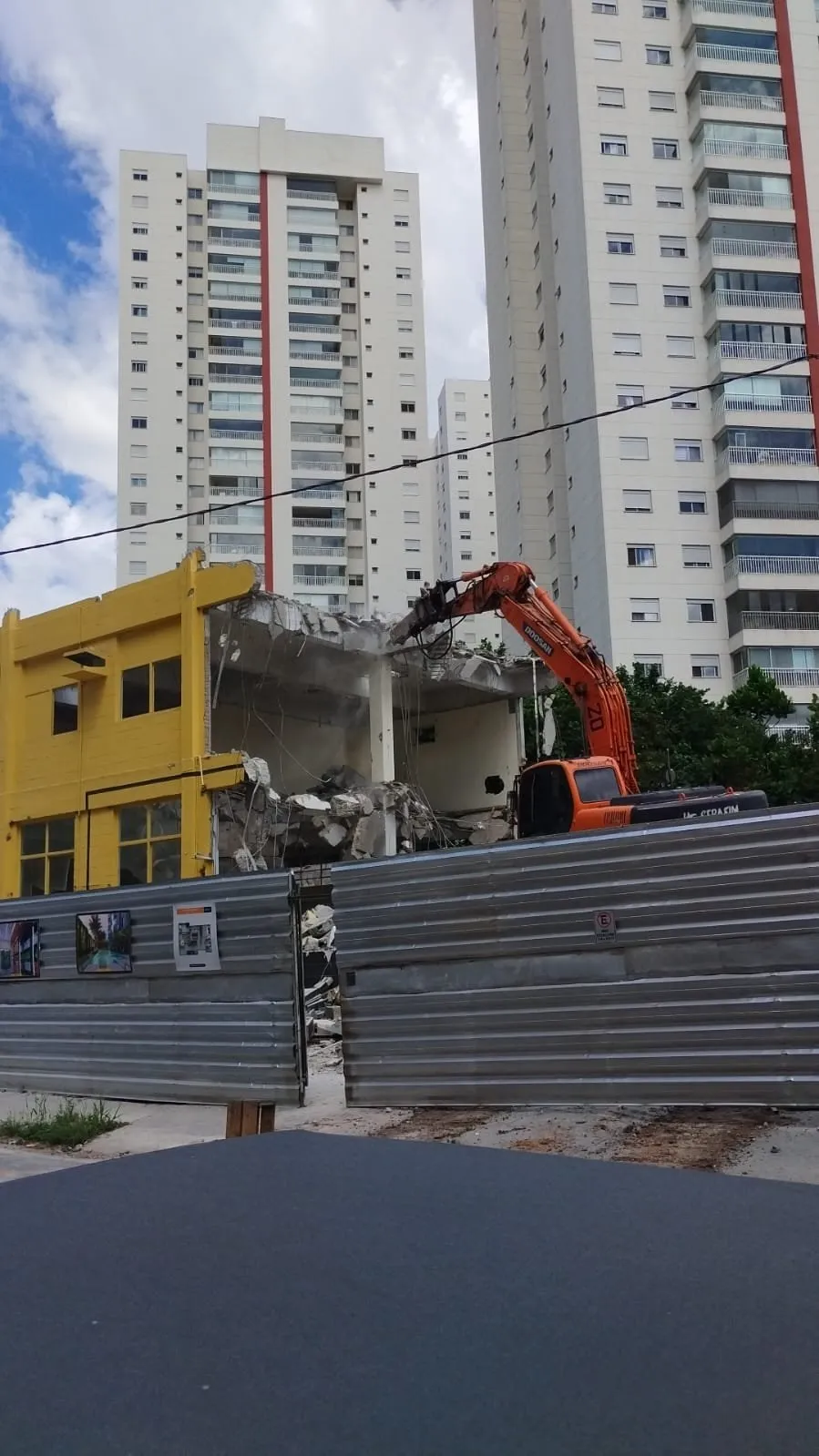Equipe da JFR Demolidora em obra