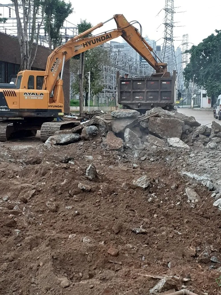 Escavadeira da JFR Demolidora em obra de demolição