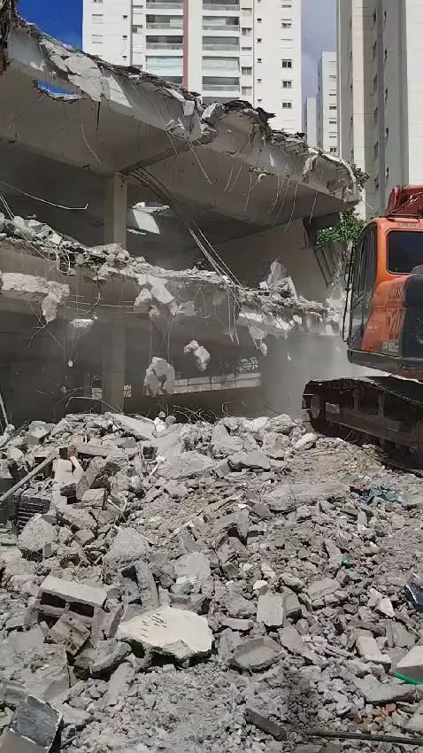 Rompimento da estrutura de concreto e separação do entulho