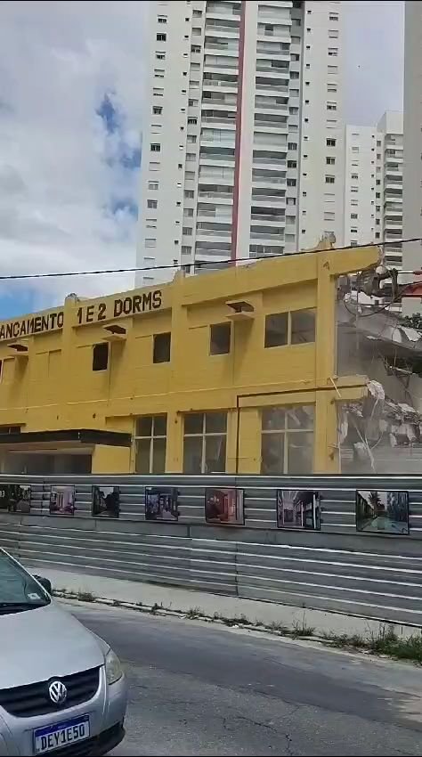 Vista da rua durante a demolição da edificação comercial