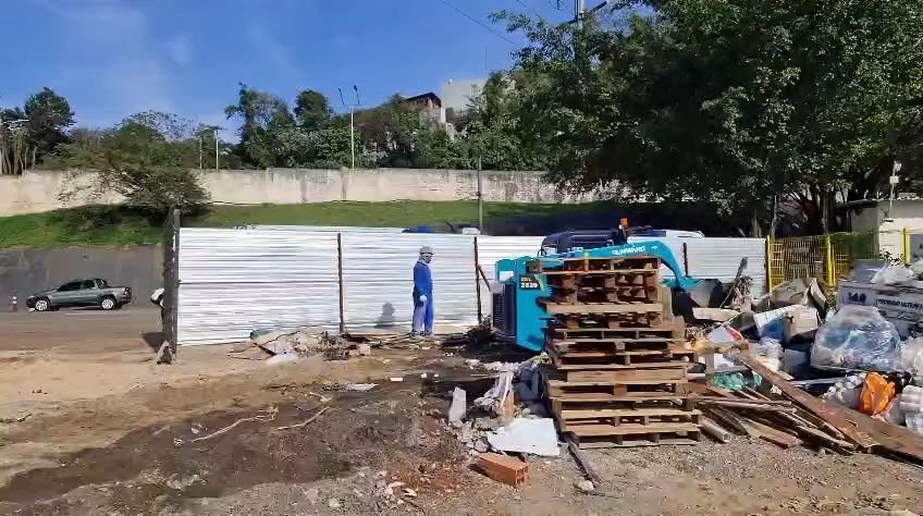Remoção de madeira e resíduos do terreno com minicarregadeira
