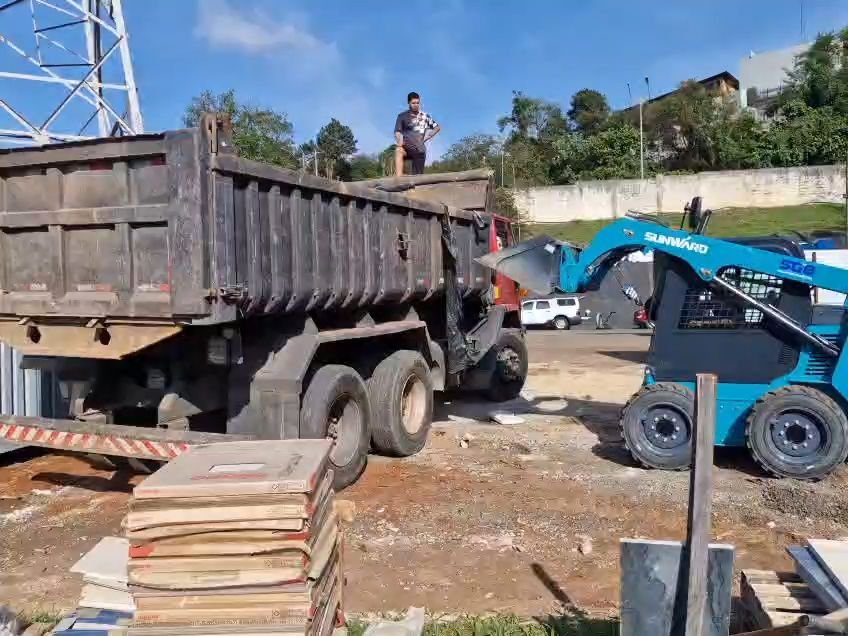 Carregamento do caminhão basculante na retirada de entulho