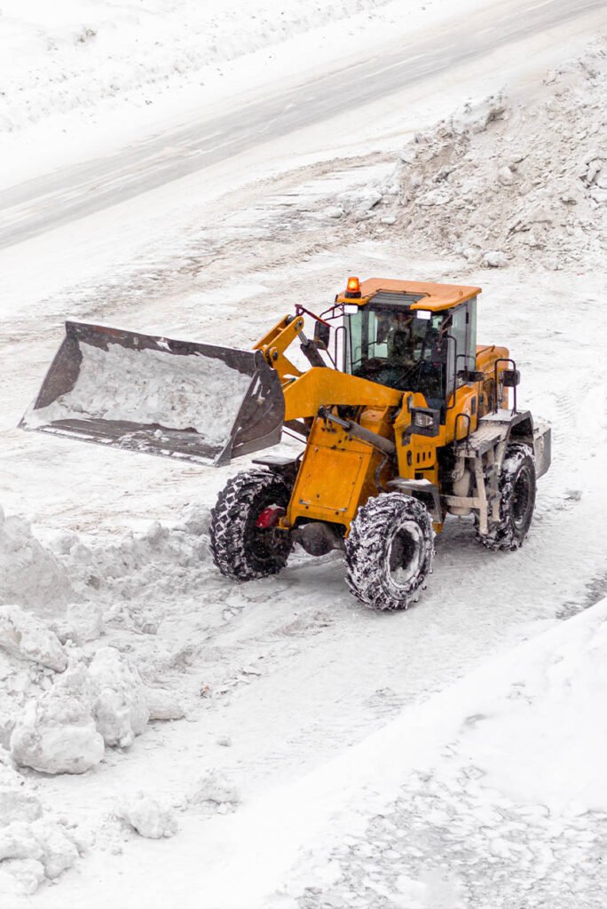 Sobre Nós 2 snow clearing tractor clears the way after heavy 2022 10 04 20 28 24 utc
